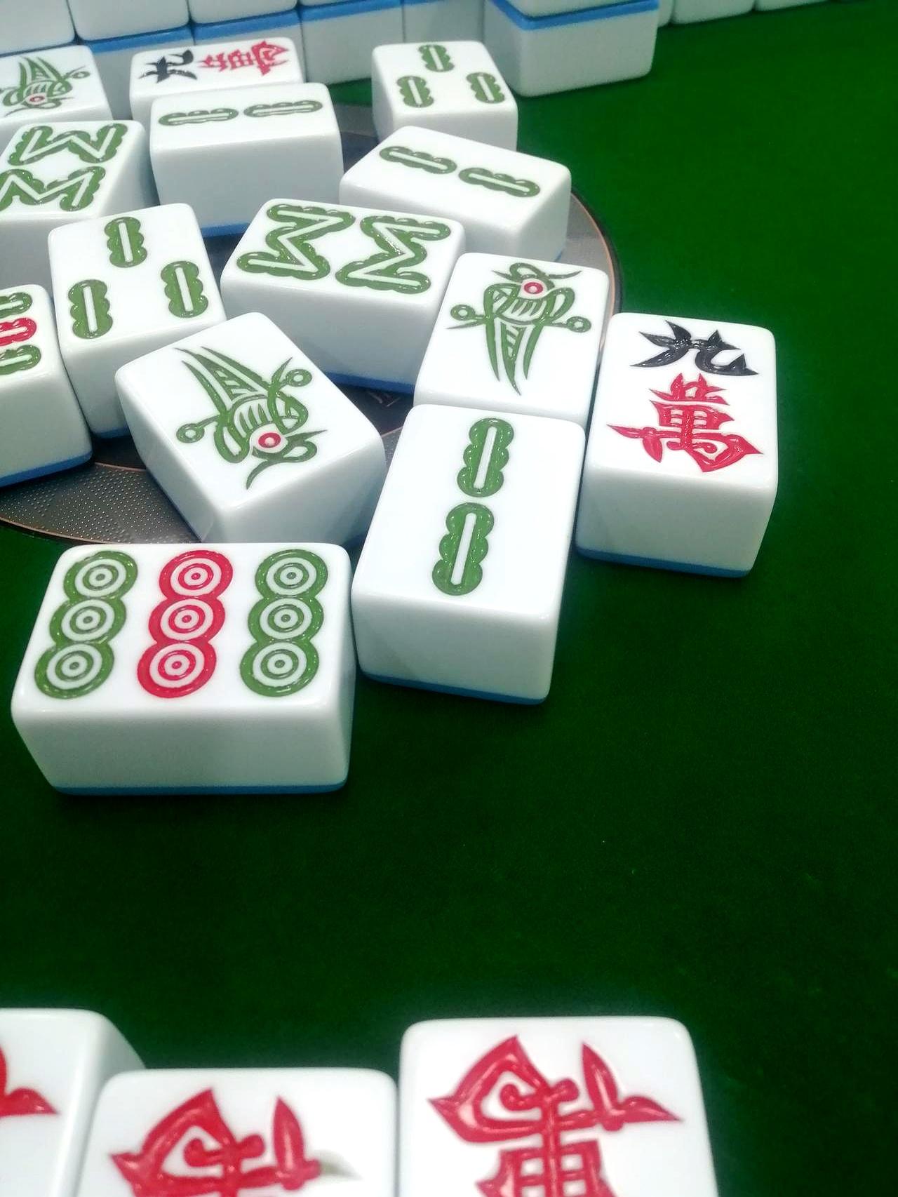 赢2000转头输6000，就因放了一张4条。
前一小时指尖翻飞，40番连胡，收