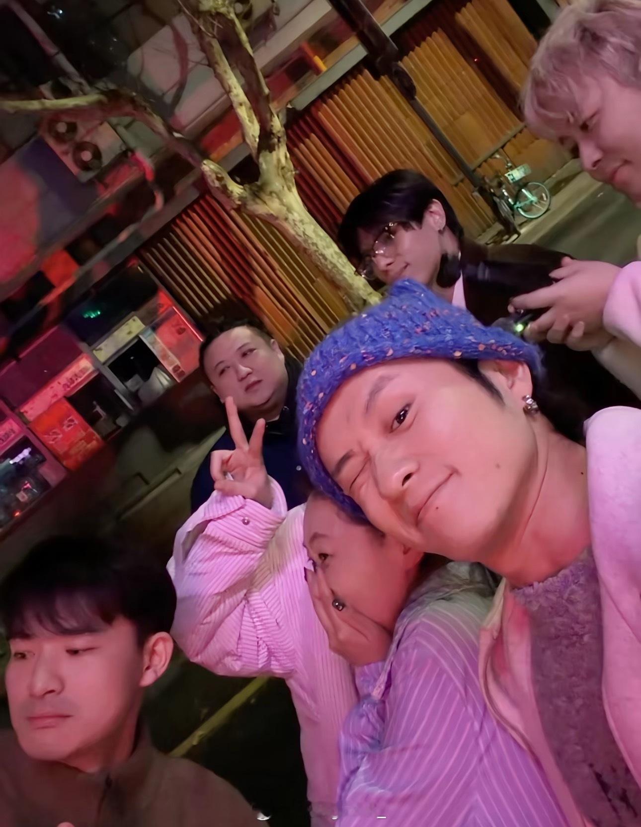 王勉晒出和法老、小精灵一起喝酒！！王勉