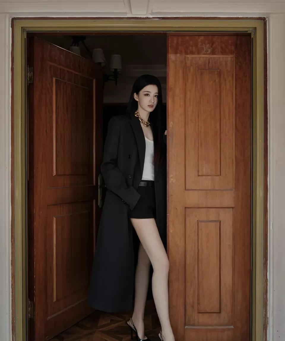 王楚然的颜值和身材其实早就是该演女主剧的命，而她的第一部女主角戏等到23年才播，