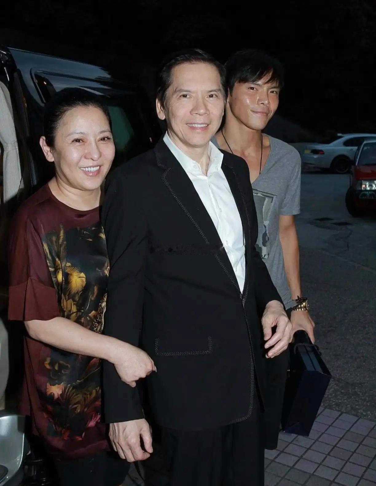 易立竞是真有本事，
她干了一件，
所有娱乐媒体想干但不敢干的事，对着向华强的儿子