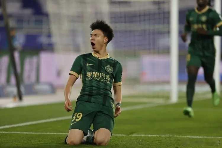 2025中超最佳青年球员！19岁王钰栋当选，28场独造16球在周五进行的中足联颁