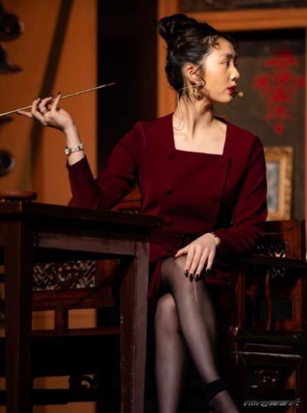 差点没认出来！孙莉分享18岁黄多多舞台剧照，烈焰红唇，加上一身老气的红裙打扮，这