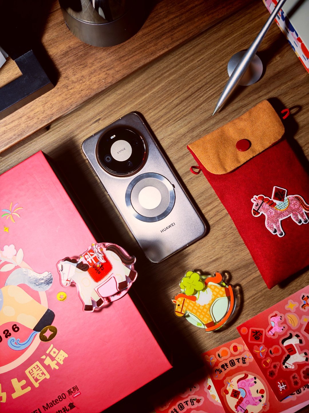 新年开运，马上好运。收到了一份Mate80系列的马年限定周边礼盒。很喜庆精致好玩