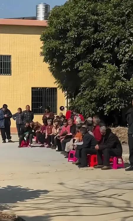 来自村口的压迫感！回家的必经之路，打工没挣到钱也没对象，想问问大家怎么破局？