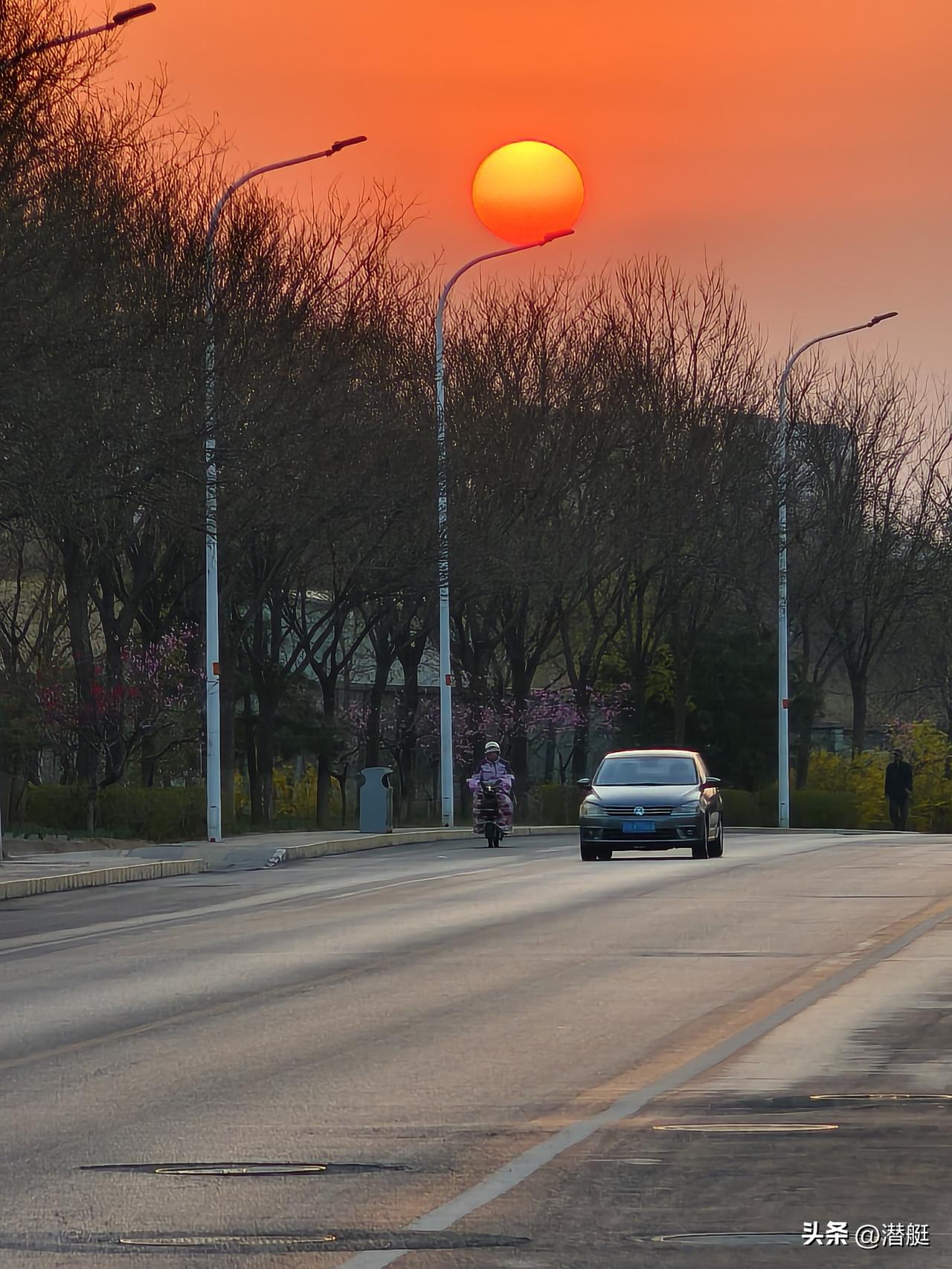 分享随手拍美丽风景日出东方红似火！晨起太阳刚刚升出，那颜色就是中国红。让我想起那