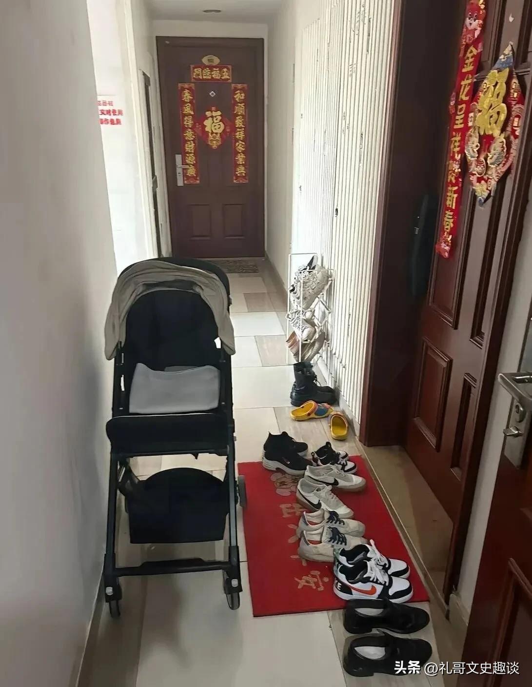 和这样的人做邻居，真是让你很无语，你看看，这不又堵上了。和邻居我们两家一个过道，