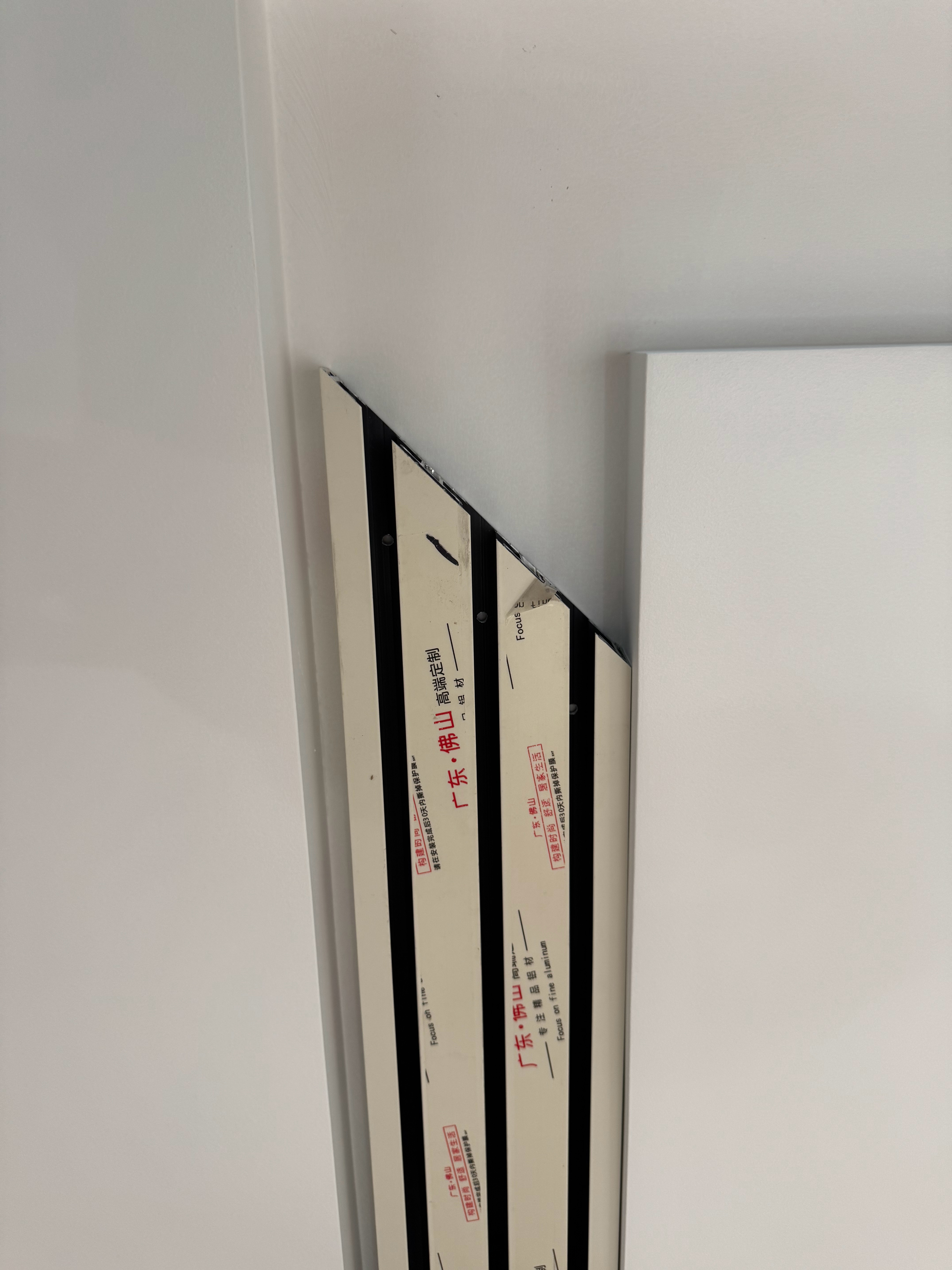 因为师傅前期量错尺寸，导致定制的轨道和玻璃全都不能用，耽误我装修进度，最后的处理
