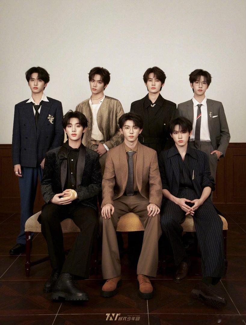 时代少年团时代少年团成团纪念日排面成团七周年快乐！见过他们台前闪闪发光的样子，也