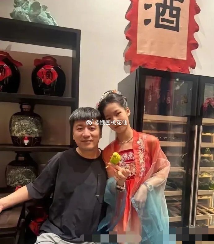 张雪峰女儿一句话，把我看哭了。“天上的文曲星换届了，选中了爸爸。”这是张雪峰女儿