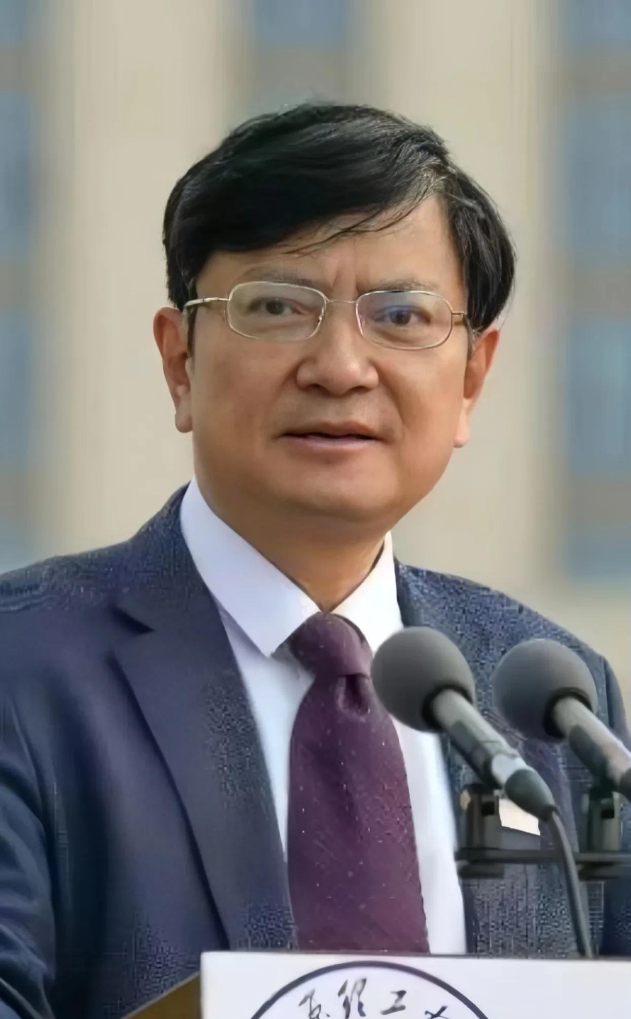 昨天，太原理工官宣郑强因“年龄原因”，不再担任本校党委书记一职，这也就意味着，郑