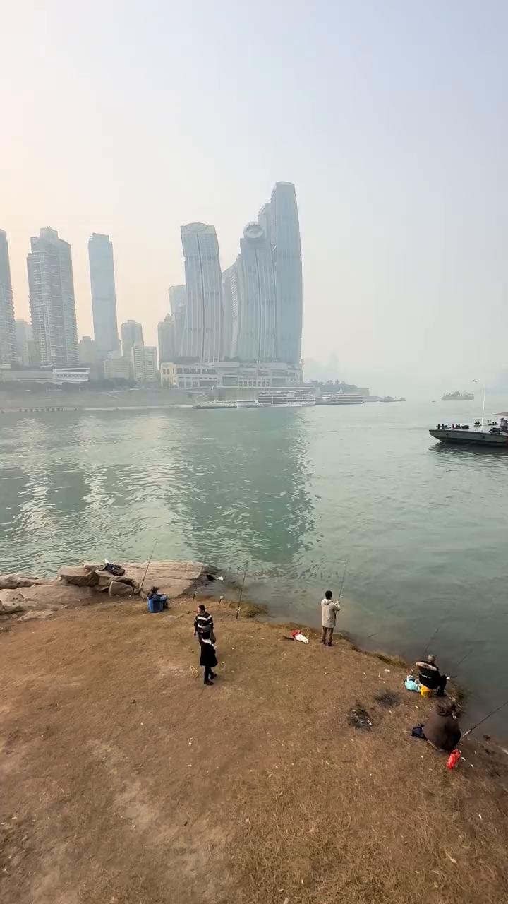 一月十四号重庆南滨路乌龟石给大家看一看，乌龟石漏了一点点出来。估计春节期间重庆要