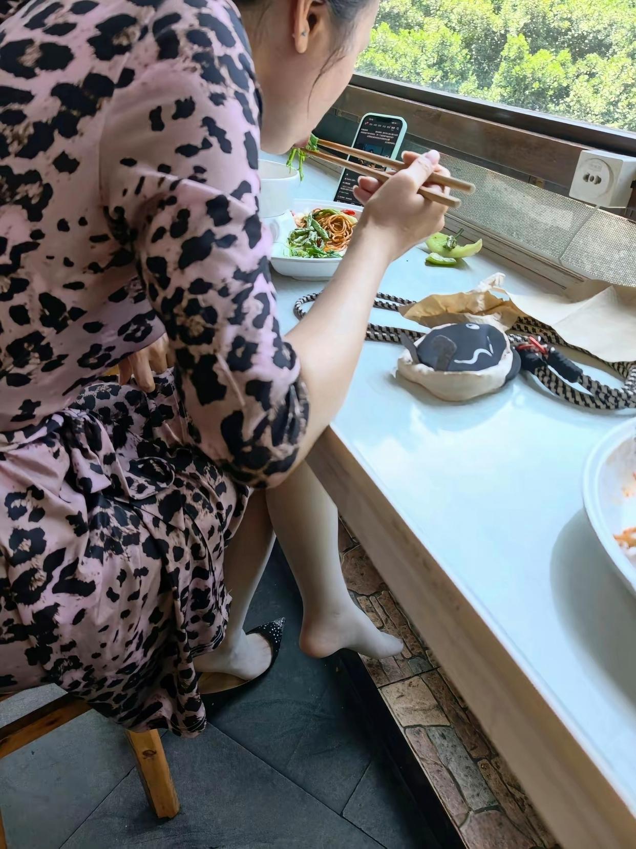 在餐厅吃饭，公共场所脱鞋……这样礼貌吗？ 