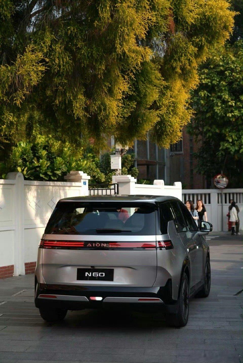 豪华电动超跑教父最新力作，埃安N60是一次比较务实的尝试。量子星环大灯还是挺符合