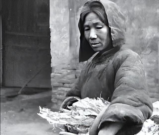 1941年，一位老妇人请汉奸侄子吃饭，突然压低声音问道：“侄儿，能不能给我弄 3