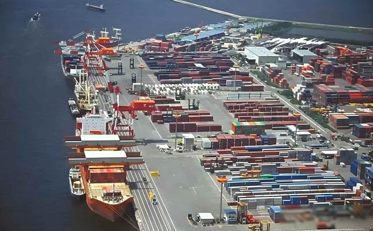 新加坡港口天天忙，台海一乱货船全停摆，小国只能靠稳字过日子

2025年10月，