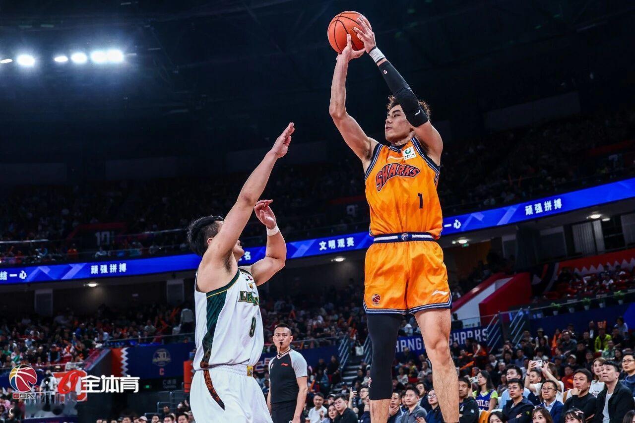 上海久事本赛季场均得分100.1分，是联盟唯一一支场均得分破百的球队。另外，他们