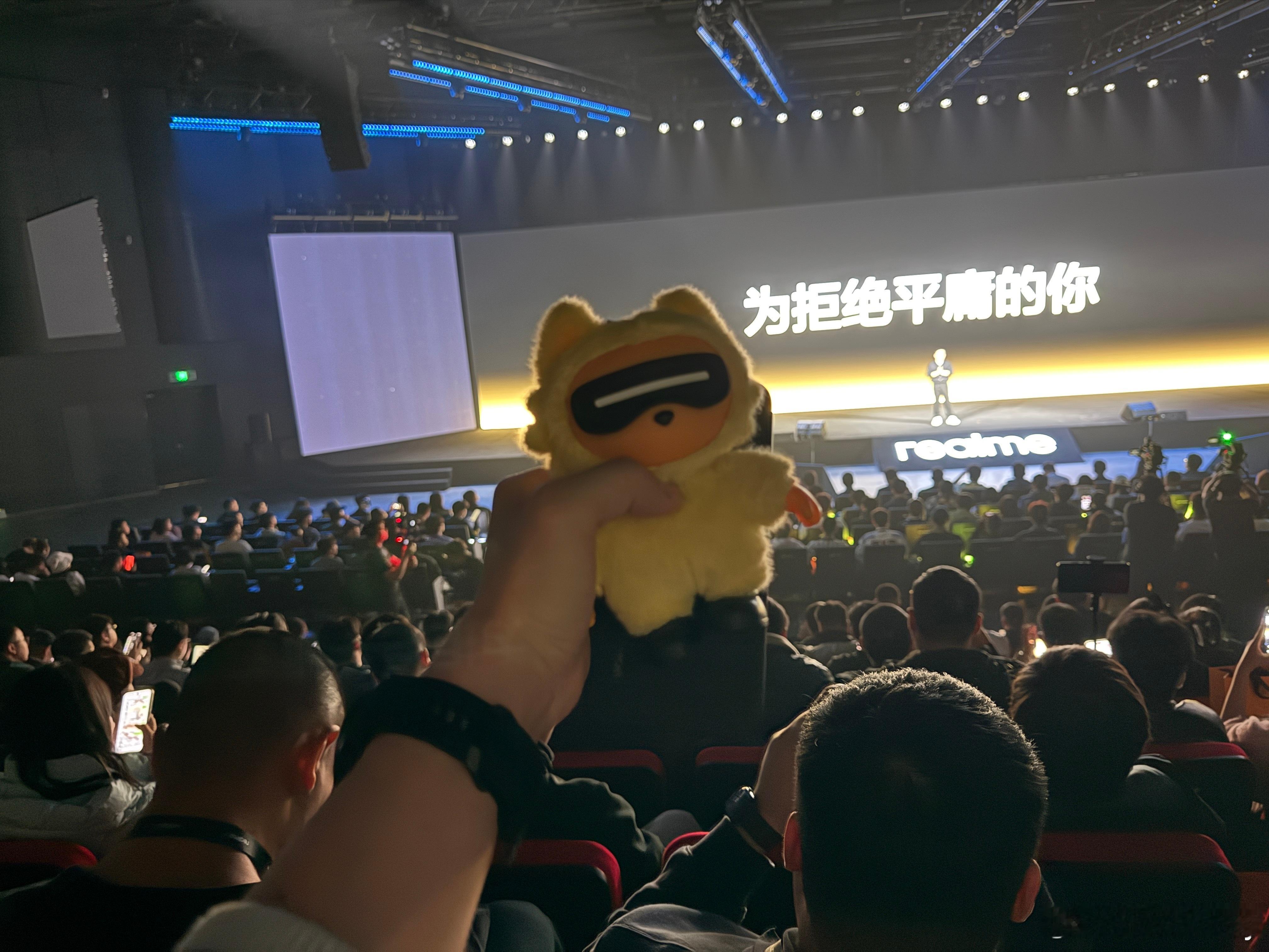 太可惜了！去年还作为真我手机影像代言人出席发布会陪伴realme进入中国市场7年