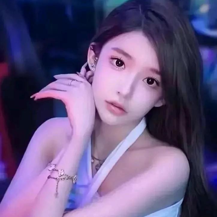 ✨夜晚的迷人时刻，少女轻靠，优雅动人