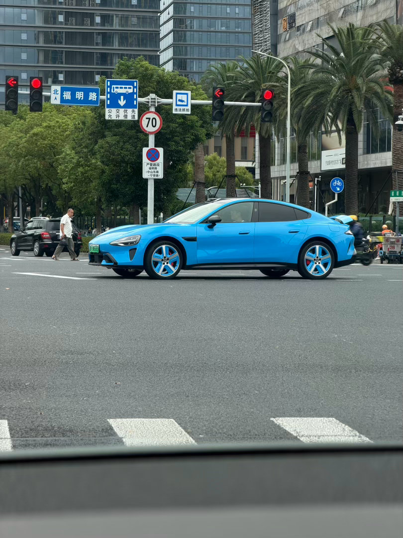 第一次见这个轮毂小米su7 ​​​