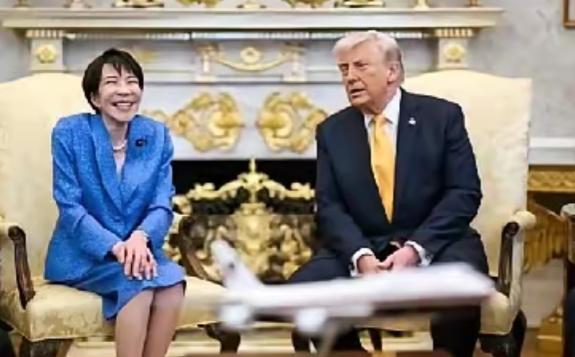 这是一国首相吗？不嫌丢人，见到特朗普恨不得扑上去，就像见了亲爹似的，一会儿撒娇，