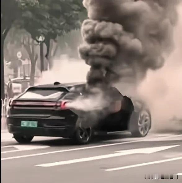 好心劝告买车者，就是骑自行车也别开这种车，实在不行用油车，也太危险了逃生都困难。