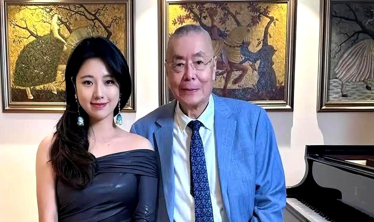 这位大爷把“老当益壮”演成了现实：81岁喜得千金，84岁又抱儿子。
第三段婚姻，