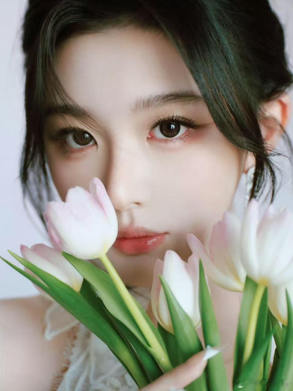 孔雪儿一袭白色蕾丝挂脖长裙惊艳亮相时尚32周年时尚之夜 蕾丝裙摆勾勒曼妙身姿，挂