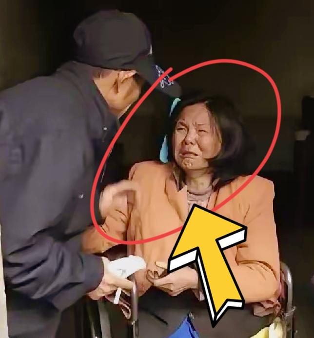 2001年，山东一三轮车夫在街头发现了一位被遗弃的高位截瘫女子，他心生怜悯，将女