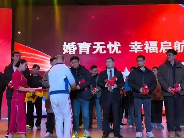 武汉有家公司年会也太让人眼红了！直接给52名员工发结婚和生育奖，每人拿上万现金，