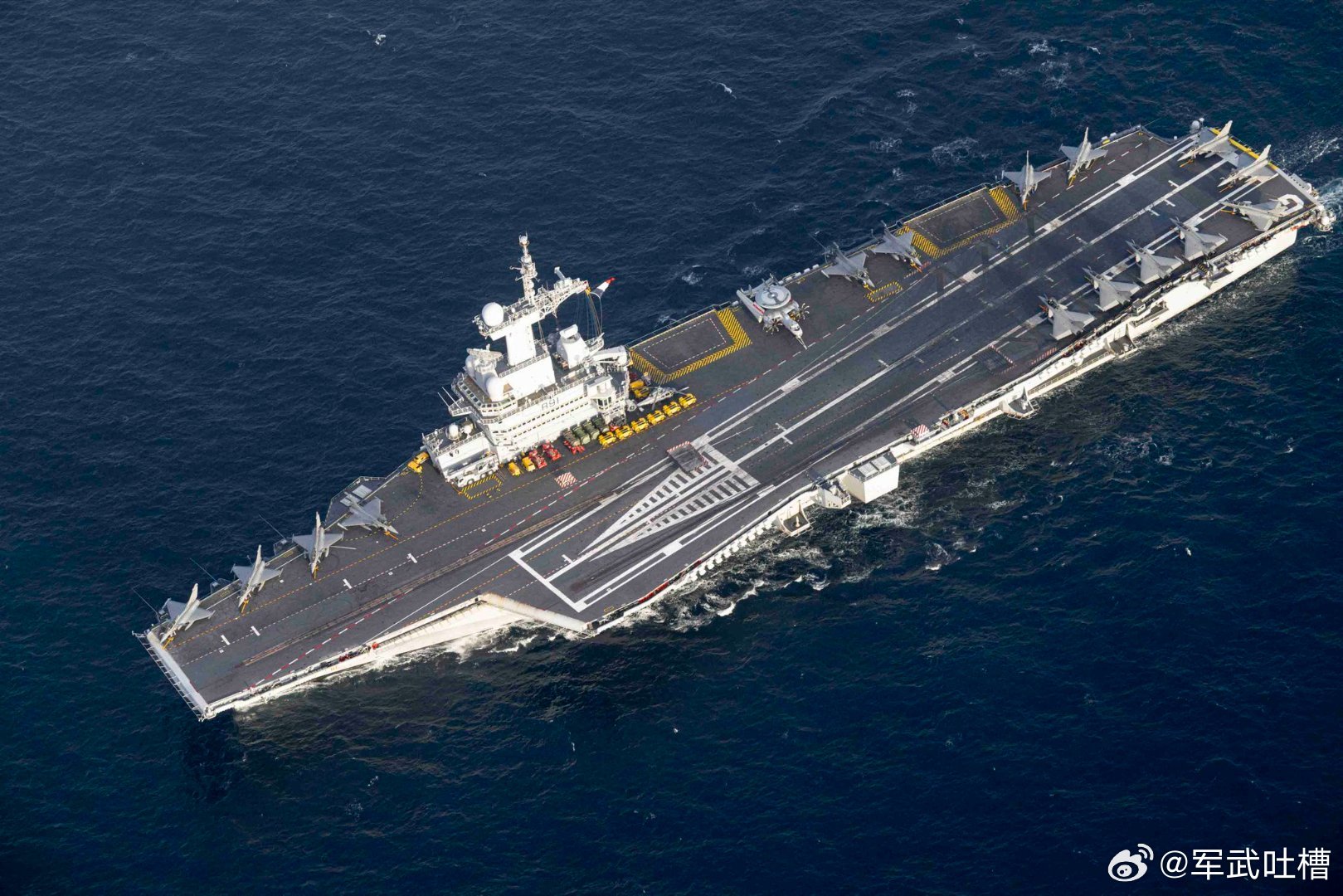 法国在中东的基地被炸了法国人表示不会把戴高乐航母派往东地中海美国人不怕死，法国人