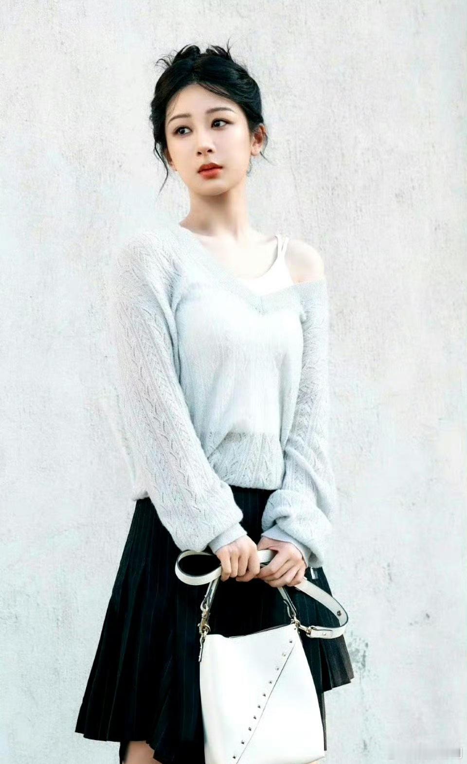 杨紫这风格我还以为是赵露思呢 ​​​