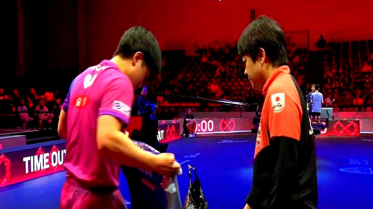 误穿球衣丢首局，张本智和反倒赢了复仇战。
 
首局张本智和占优，误穿队友球衣打乱