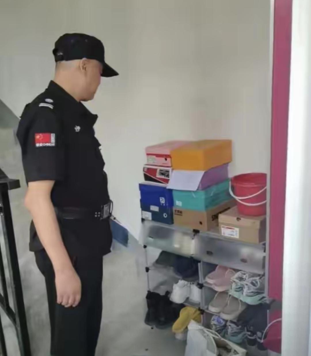 前天保安小李巡逻楼道时候，发现楼道里摆出来一个鞋架子。架子上还摆放着杂物，满满当
