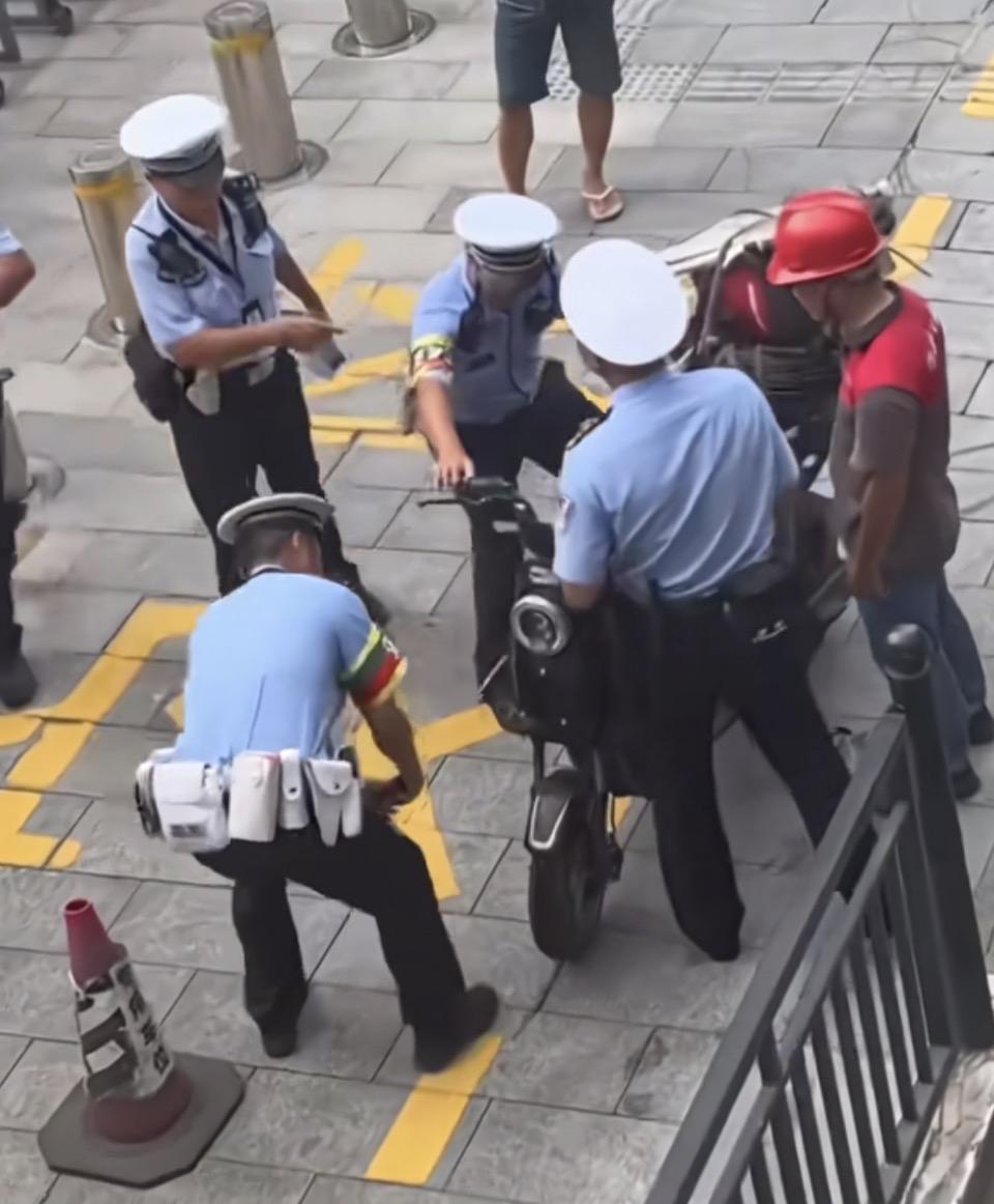 警察在街头处理交通事件。