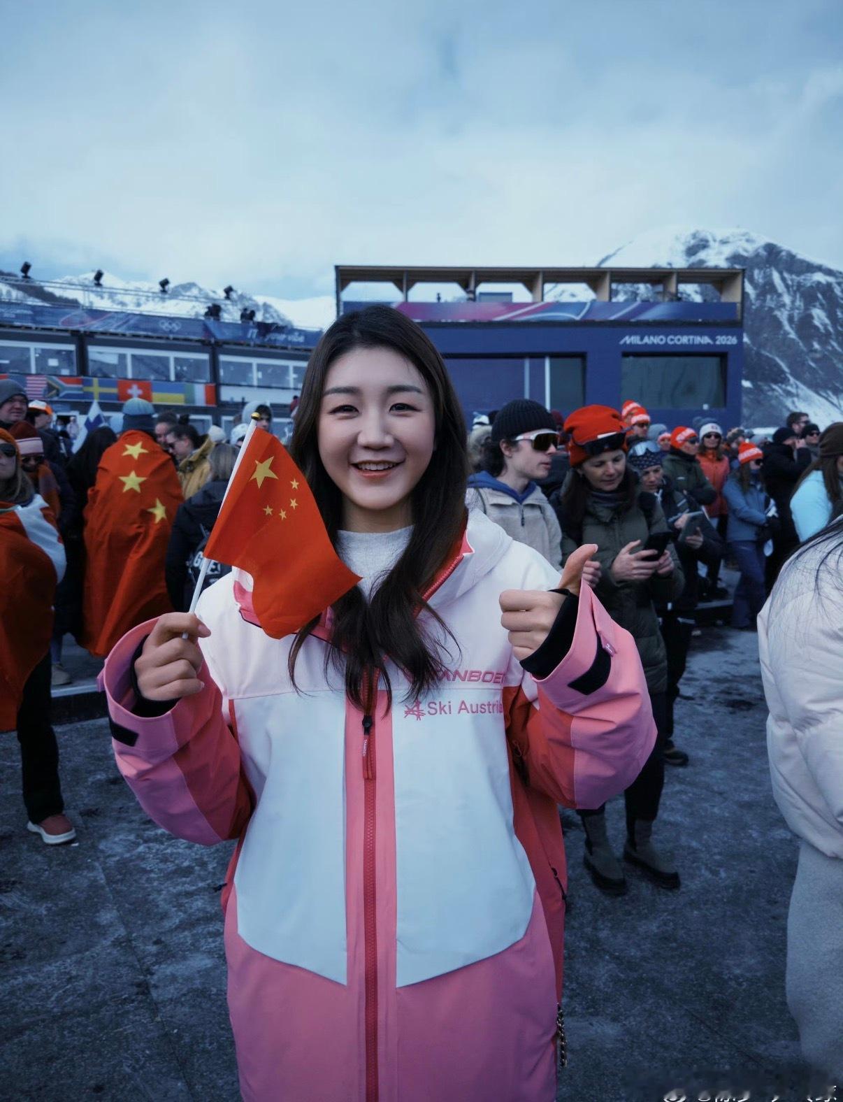 陈梦米兰看冬奥从东京、巴黎的赛场，到米兰冬奥的看台，陈梦的身份变了，但对体育的热