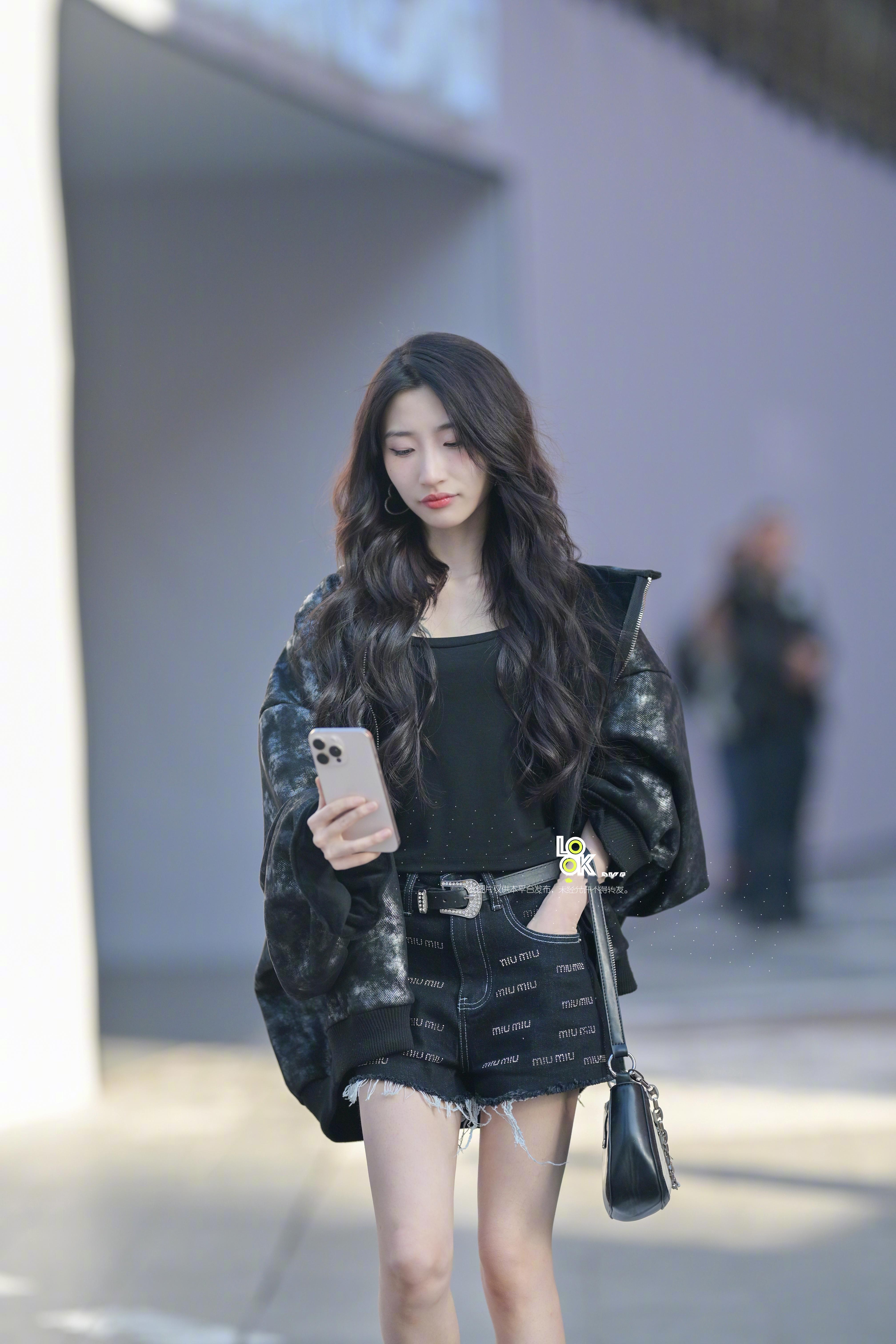 再来一张半身特写 