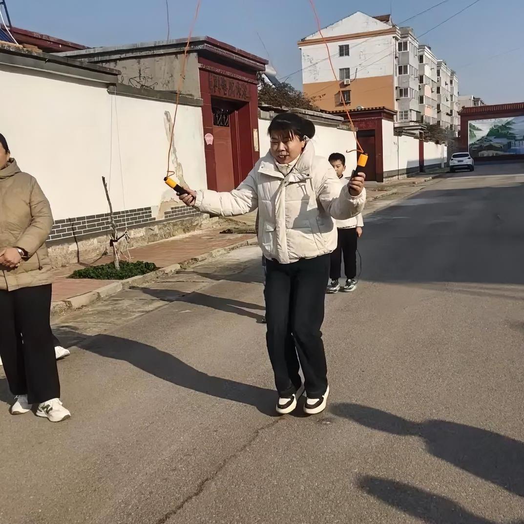 大家都出来活动活动啊！
在室内坐久了，手脚发凉，太阳这么好，大街上做运动去！
少