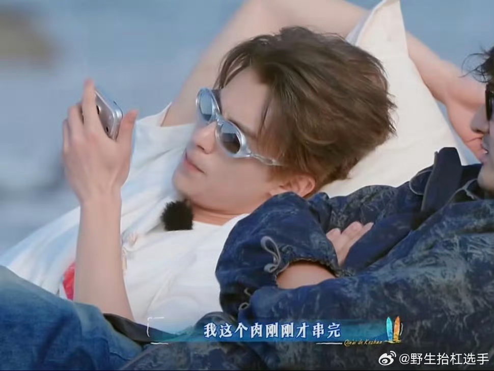 王鹤棣打电话秒变乖孙王鹤棣给奶奶打电话叮嘱少干点活，酷boy秒变乖孙，好暖的棣棣