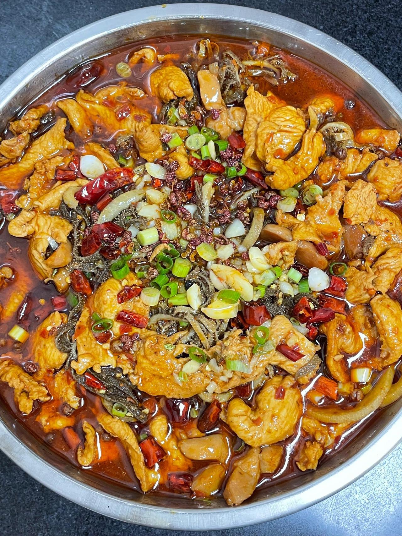 这个水煮辣味鸡胸肉真的巨好吃，我那天做出来之后，我跟孩子爸，我俩都是抢着吃的，这