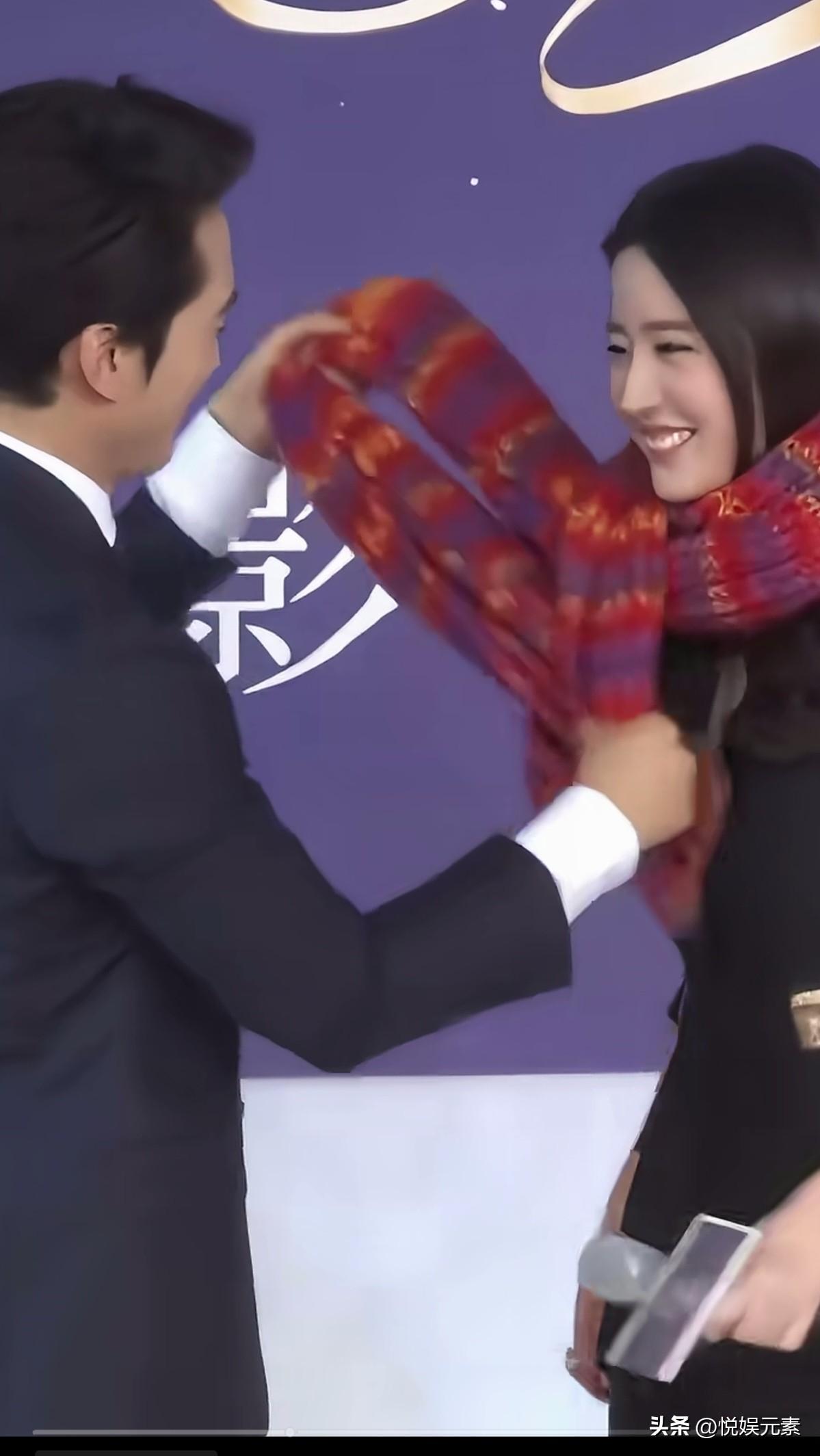 神仙姐姐刘亦菲笑得最开心的一次，
这男演员的魅力真大，
他是谁啊，有认识的吗？