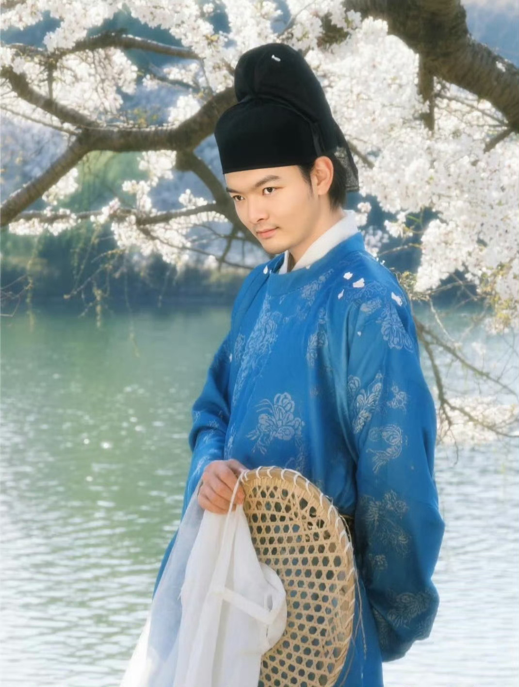 今天是世界孤独症日，一起搭把手，帮助孤独症群体 ，一个微笑、一次耐心对待、一句“