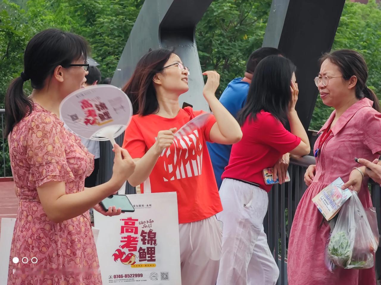 高考来了！又是一年毕业季，永州四中考点，现场看一下。
火辣辣的太阳也阻挡不了家长