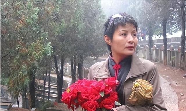 1984年，女兵谢楠因私自开枪为牺牲的战友送行而被取消战功和入党资格，20年后，