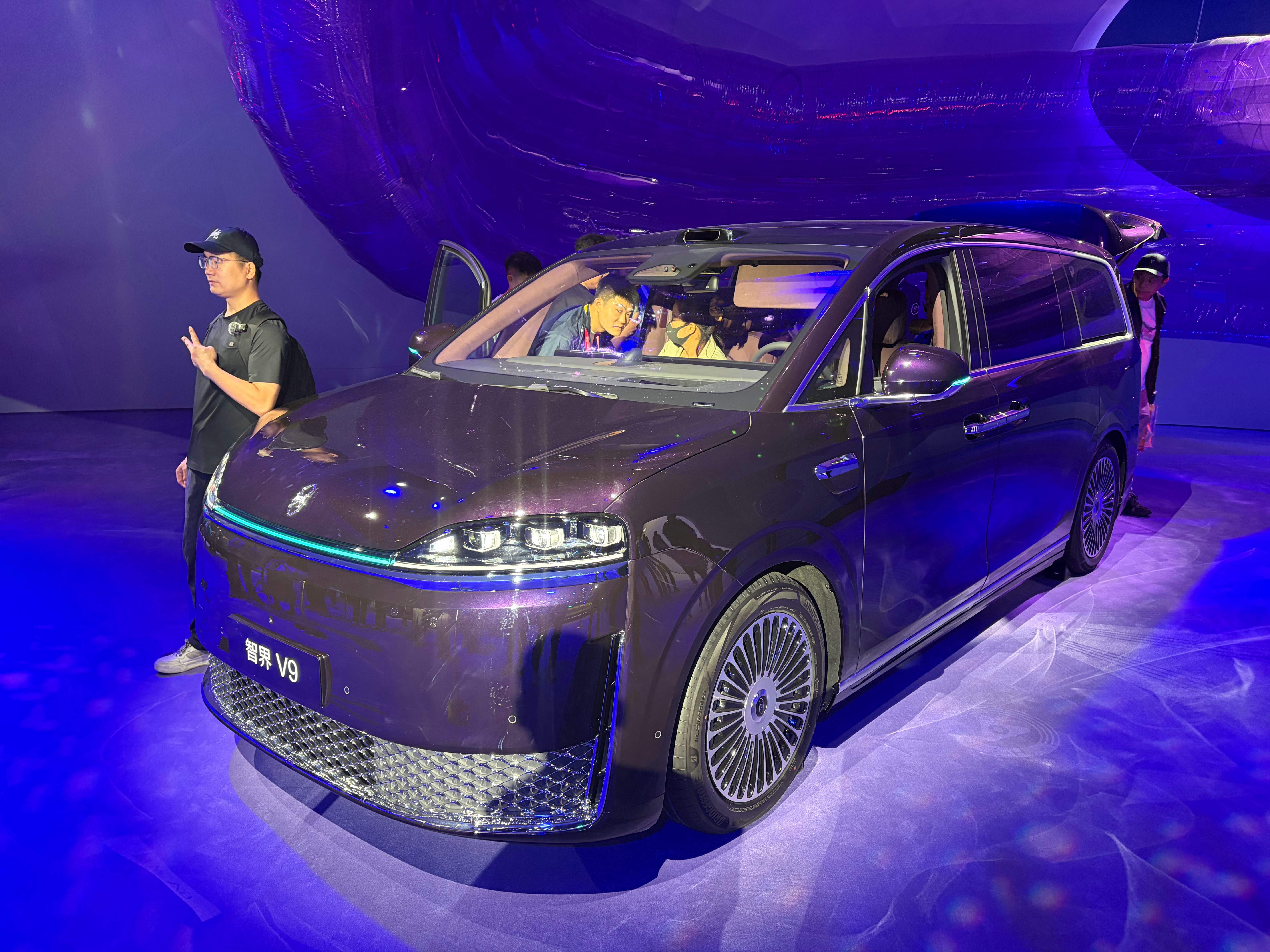 智界V9这车，属于后发优势。他很清楚至境世家的短板是什么，外面不够尊。也知道极氪