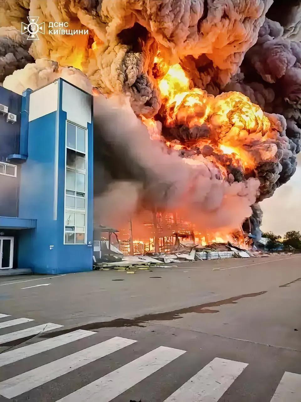 ​俄罗斯这次是真动了真火，90枚导弹加600架无人机，一股脑全砸了过去。连传说中
