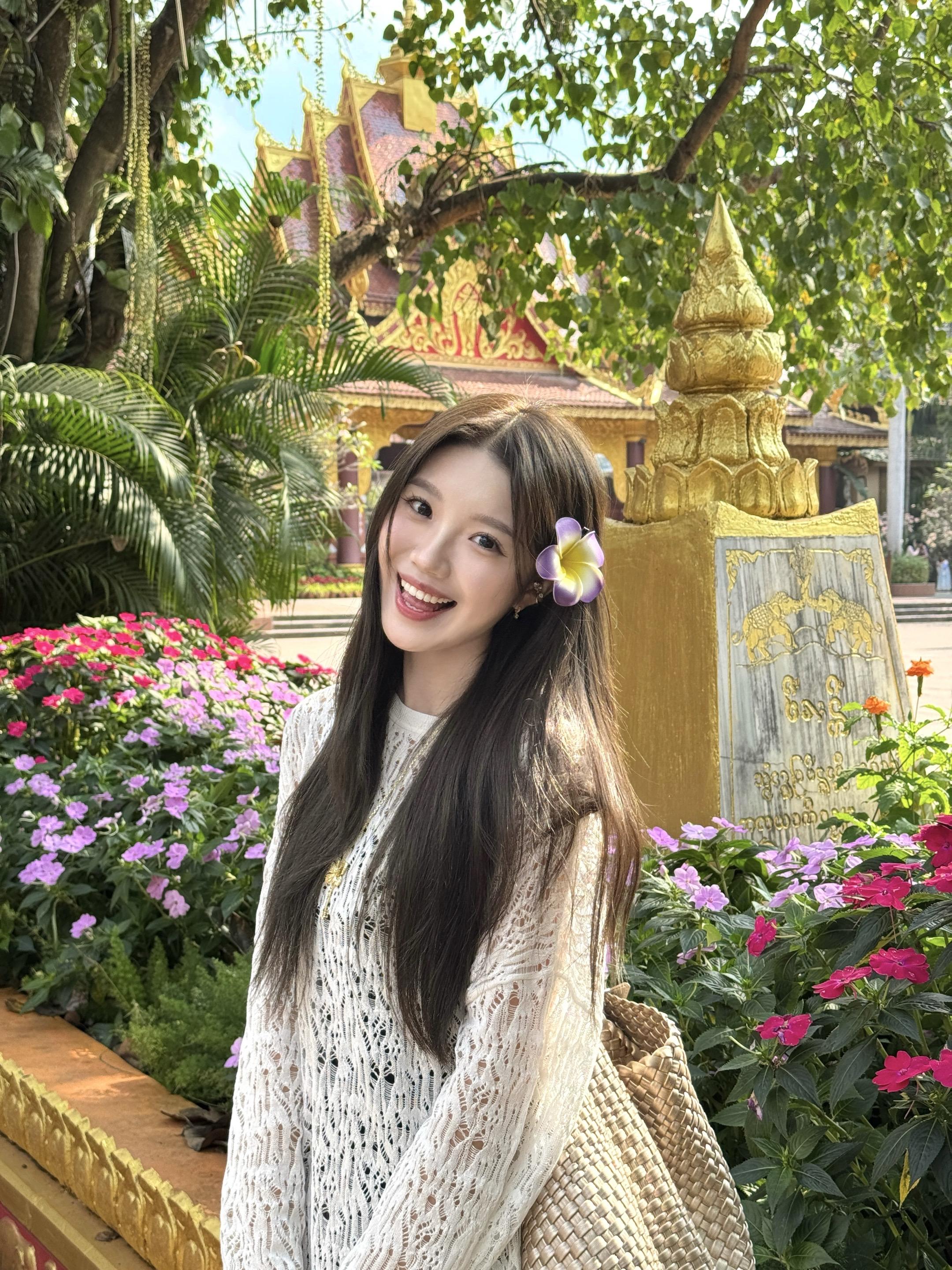 手中握着格桑花 美得让我忘了摘下