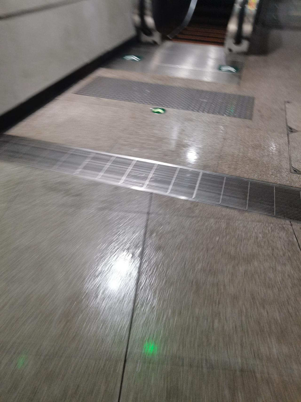 地铁环境潮湿，慎重选择就业。
青岛地铁常年潮湿阴冷，夏季尤甚。时间久了易得风湿病