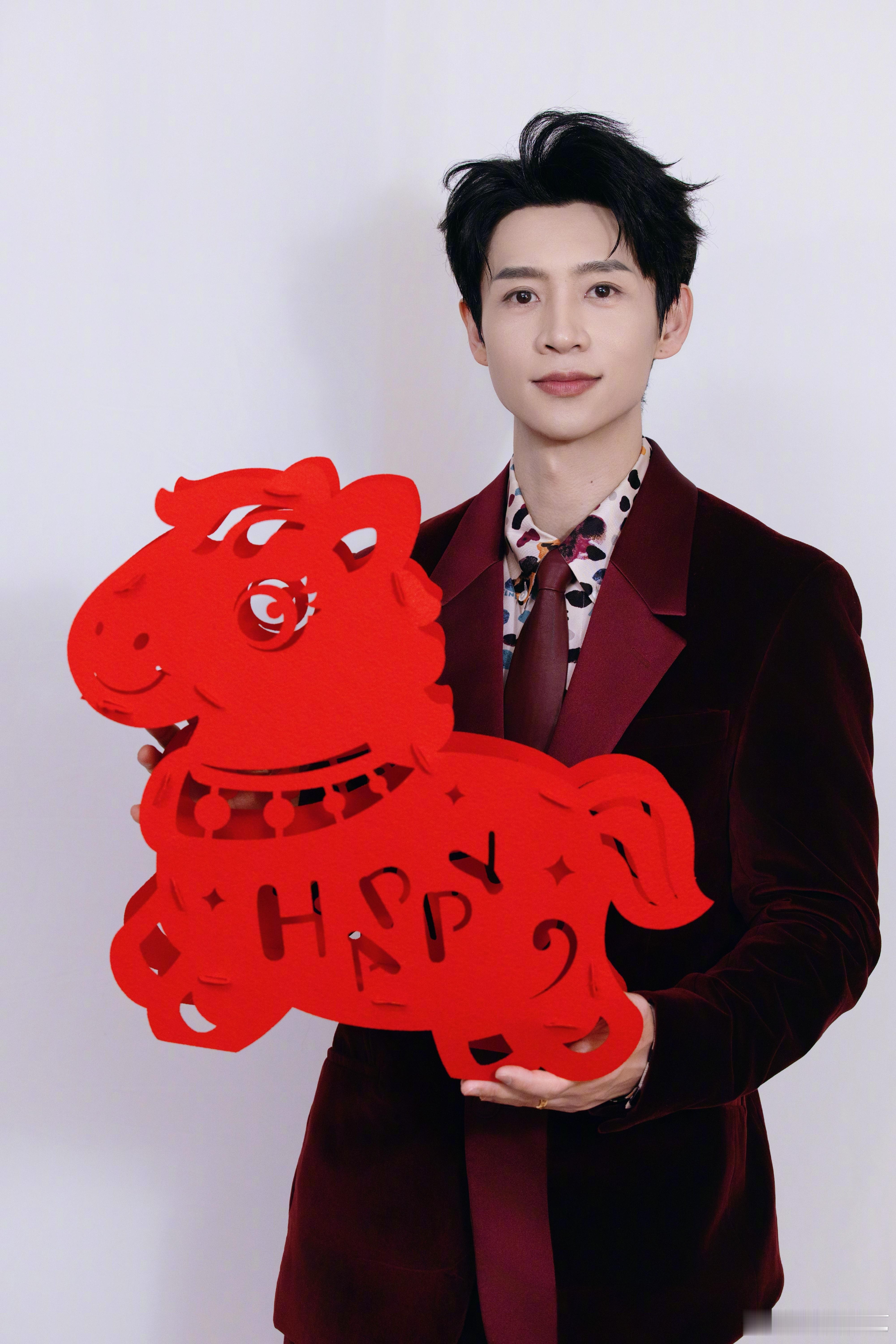 魏晨春晚红衣巨帅 解锁春晚‘红运’造型，极致剪裁的红色西装勾勒挺拔身姿，将传统节