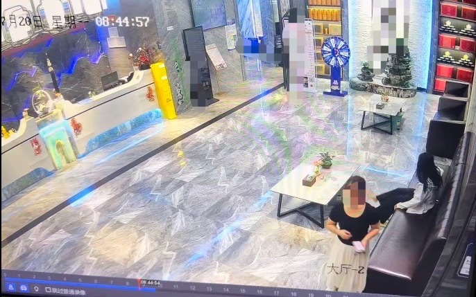 【南宁两名女子顺走了一部几千元的手机】7月20日，网友爆料称：广西南宁里面女子顺