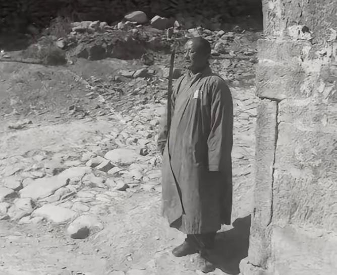 1946年，新四军把后方医院放在淮安一个千年古寺中，在安装电话线时，意外发现了一